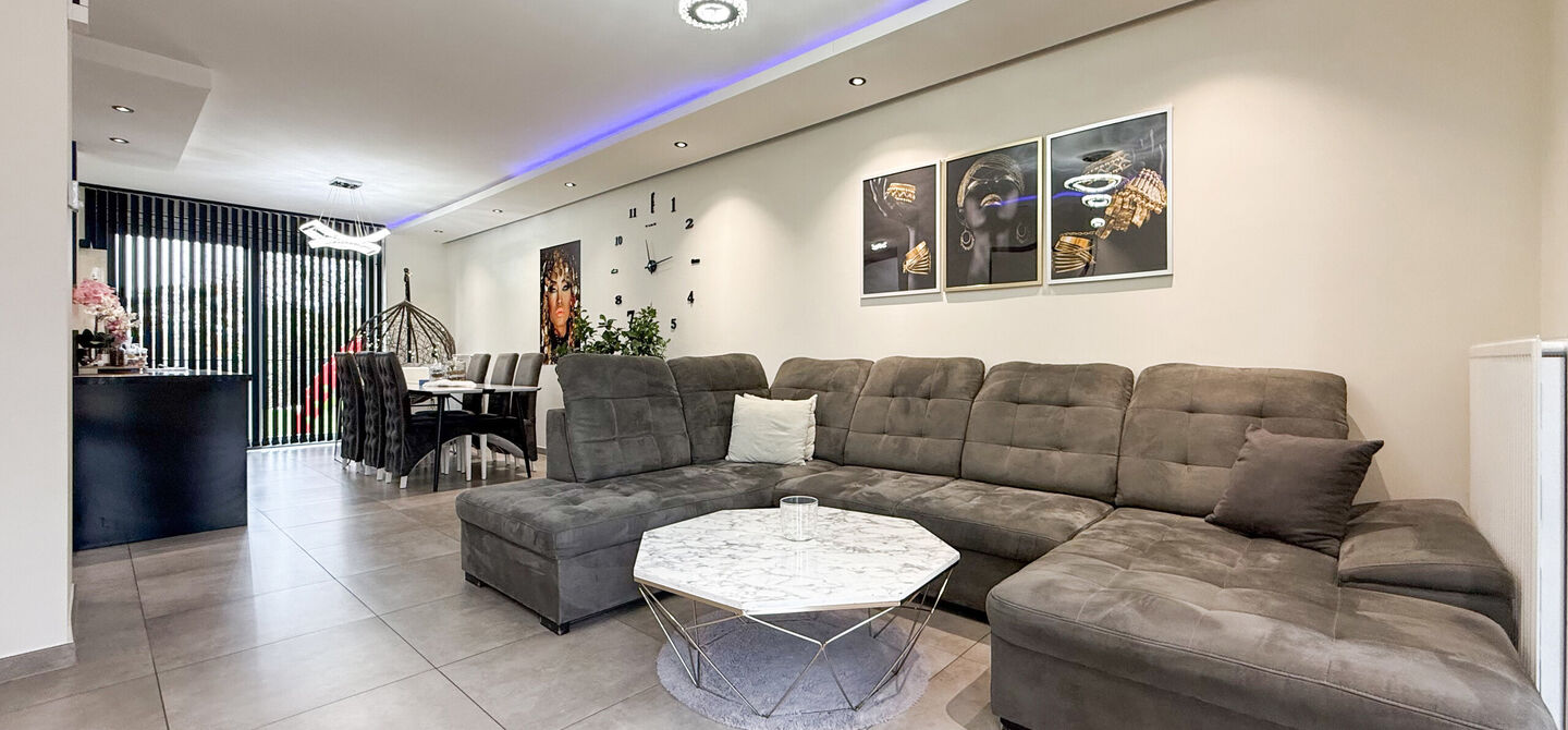 Bij ImmoFusion 7/7 “open huis” : klik op onze 3D-TOUR.
Ervaar vastgoed alsof je er zelf doorloopt!

Stap binnen in deze quasi-nieuwe woning (2021) gelegen in een rustige doodlopende straat in Balen. Met drie ruime slaapkamers, een grote open keuken en