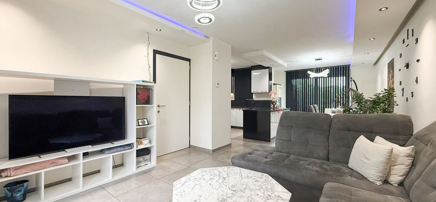 Bij ImmoFusion 7/7 “open huis” : klik op onze 3D-TOUR.
Ervaar vastgoed alsof je er zelf doorloopt!

Stap binnen in deze quasi-nieuwe woning (2021) gelegen in een rustige doodlopende straat in Balen. Met drie ruime slaapkamers, een grote open keuken en