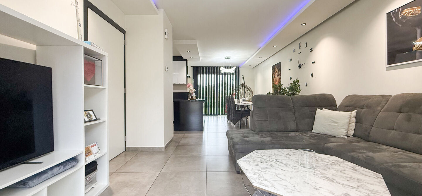 Bij ImmoFusion 7/7 “open huis” : klik op onze 3D-TOUR.
Ervaar vastgoed alsof je er zelf doorloopt!

Stap binnen in deze quasi-nieuwe woning (2021) gelegen in een rustige doodlopende straat in Balen. Met drie ruime slaapkamers, een grote open keuken en