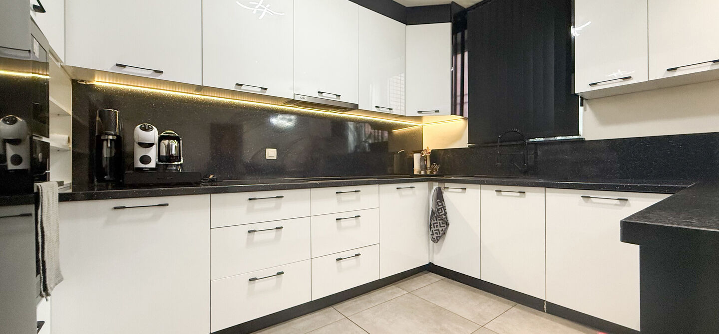 Bij ImmoFusion 7/7 “open huis” : klik op onze 3D-TOUR.
Ervaar vastgoed alsof je er zelf doorloopt!

Stap binnen in deze quasi-nieuwe woning (2021) gelegen in een rustige doodlopende straat in Balen. Met drie ruime slaapkamers, een grote open keuken en