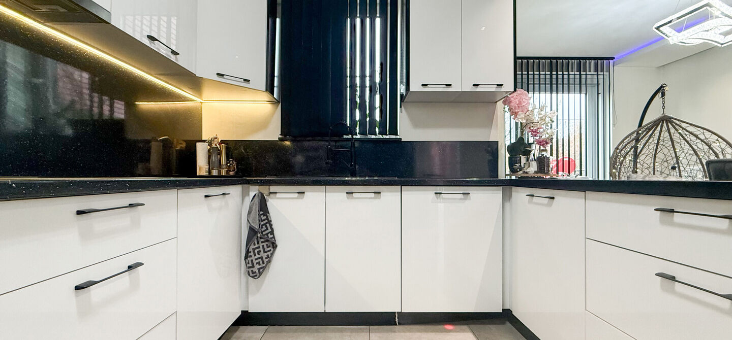 Bij ImmoFusion 7/7 “open huis” : klik op onze 3D-TOUR.
Ervaar vastgoed alsof je er zelf doorloopt!

Stap binnen in deze quasi-nieuwe woning (2021) gelegen in een rustige doodlopende straat in Balen. Met drie ruime slaapkamers, een grote open keuken en