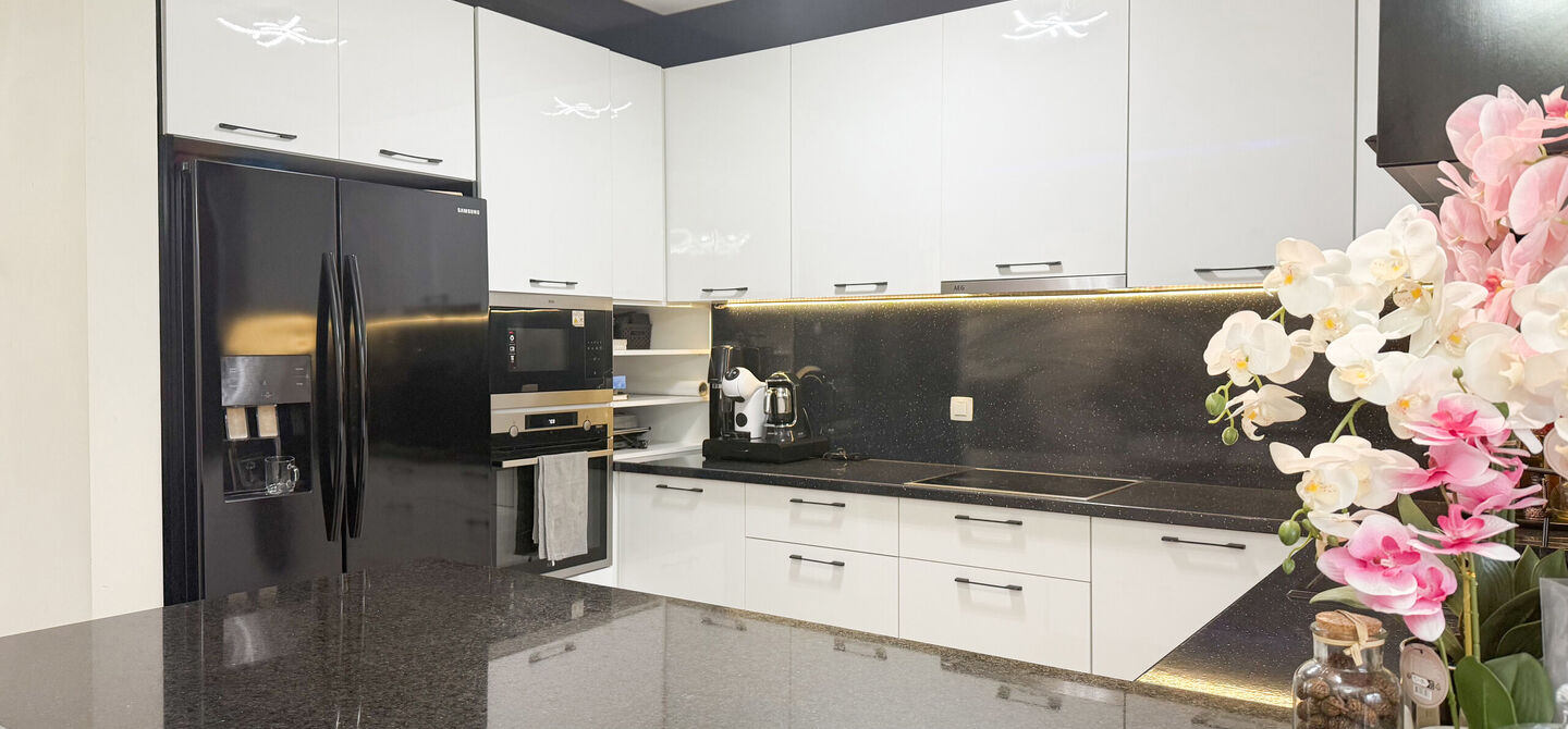 Bij ImmoFusion 7/7 “open huis” : klik op onze 3D-TOUR.
Ervaar vastgoed alsof je er zelf doorloopt!

Stap binnen in deze quasi-nieuwe woning (2021) gelegen in een rustige doodlopende straat in Balen. Met drie ruime slaapkamers, een grote open keuken en