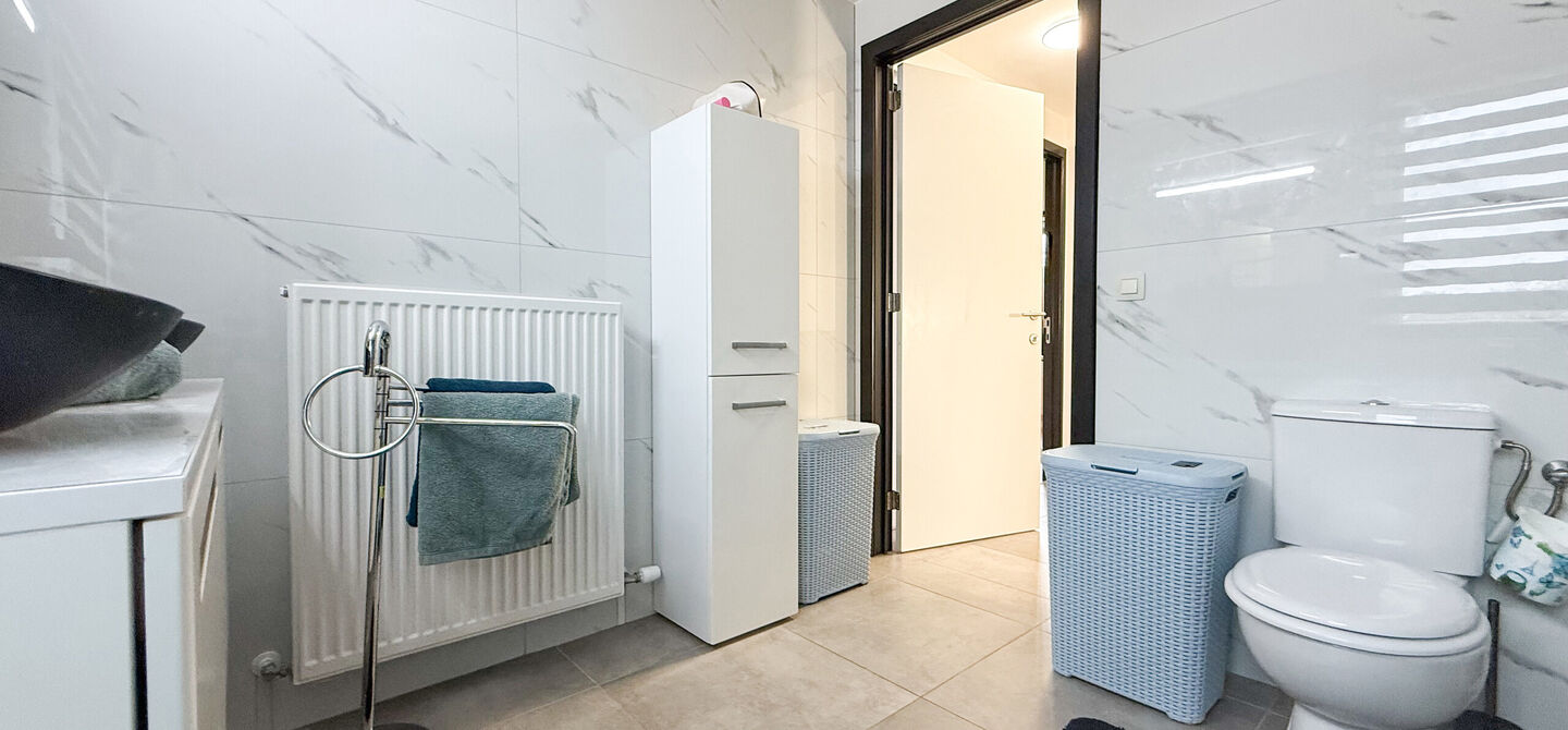 Bij ImmoFusion 7/7 “open huis” : klik op onze 3D-TOUR.
Ervaar vastgoed alsof je er zelf doorloopt!

Stap binnen in deze quasi-nieuwe woning (2021) gelegen in een rustige doodlopende straat in Balen. Met drie ruime slaapkamers, een grote open keuken en