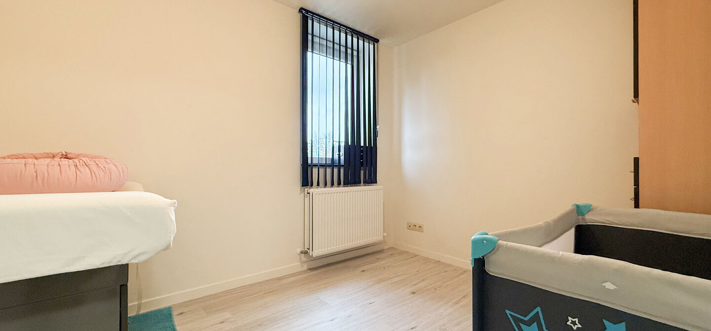 Bij ImmoFusion 7/7 “open huis” : klik op onze 3D-TOUR.
Ervaar vastgoed alsof je er zelf doorloopt!

Stap binnen in deze quasi-nieuwe woning (2021) gelegen in een rustige doodlopende straat in Balen. Met drie ruime slaapkamers, een grote open keuken en