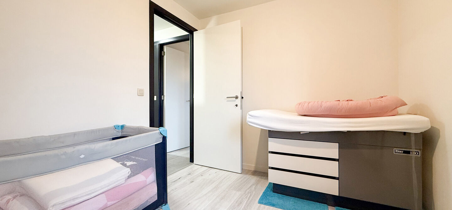 Bij ImmoFusion 7/7 “open huis” : klik op onze 3D-TOUR.
Ervaar vastgoed alsof je er zelf doorloopt!

Stap binnen in deze quasi-nieuwe woning (2021) gelegen in een rustige doodlopende straat in Balen. Met drie ruime slaapkamers, een grote open keuken en