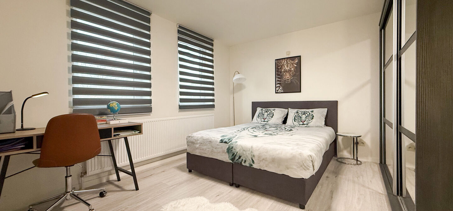 Bij ImmoFusion 7/7 “open huis” : klik op onze 3D-TOUR.
Ervaar vastgoed alsof je er zelf doorloopt!

Stap binnen in deze quasi-nieuwe woning (2021) gelegen in een rustige doodlopende straat in Balen. Met drie ruime slaapkamers, een grote open keuken en