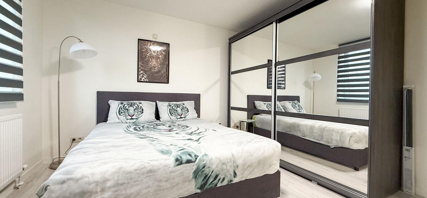 Bij ImmoFusion 7/7 “open huis” : klik op onze 3D-TOUR.
Ervaar vastgoed alsof je er zelf doorloopt!

Stap binnen in deze quasi-nieuwe woning (2021) gelegen in een rustige doodlopende straat in Balen. Met drie ruime slaapkamers, een grote open keuken en