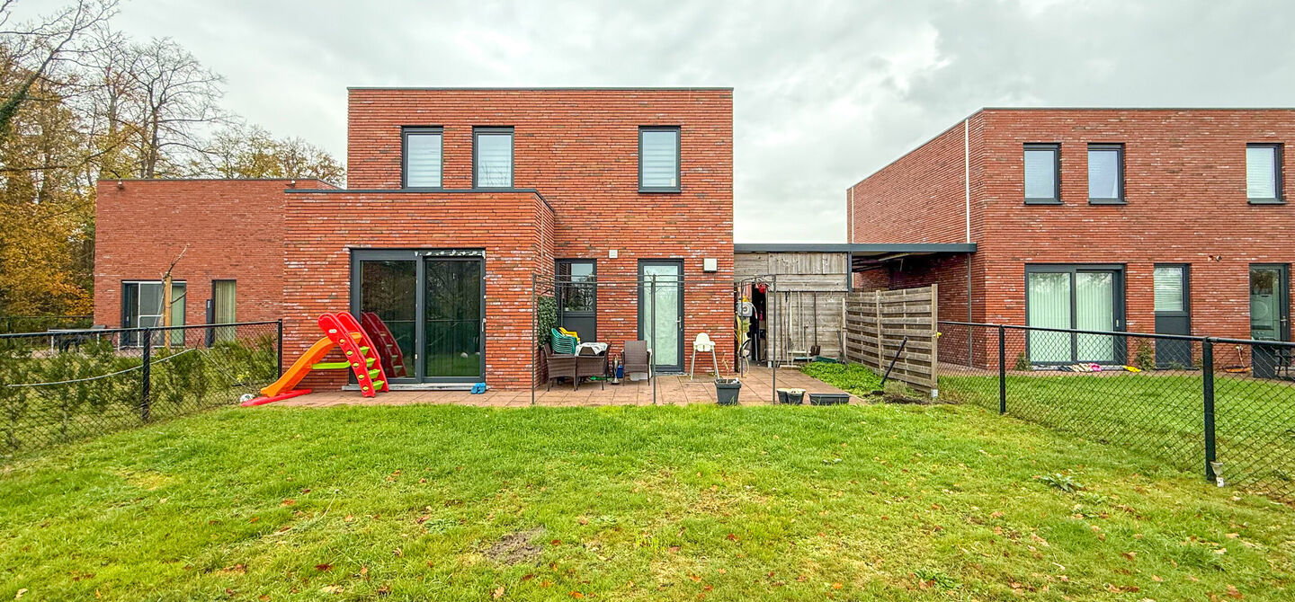 Bij ImmoFusion 7/7 “open huis” : klik op onze 3D-TOUR.
Ervaar vastgoed alsof je er zelf doorloopt!

Stap binnen in deze quasi-nieuwe woning (2021) gelegen in een rustige doodlopende straat in Balen. Met drie ruime slaapkamers, een grote open keuken en