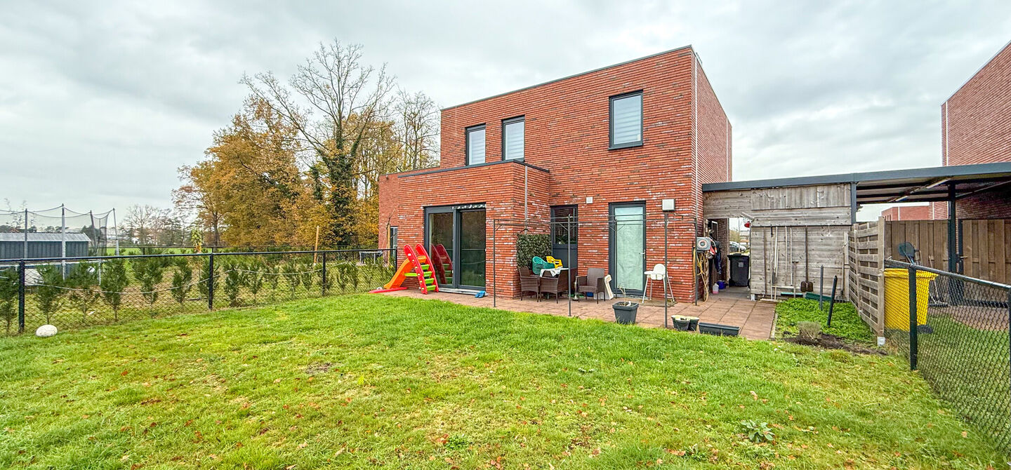 Bij ImmoFusion 7/7 “open huis” : klik op onze 3D-TOUR.
Ervaar vastgoed alsof je er zelf doorloopt!

Stap binnen in deze quasi-nieuwe woning (2021) gelegen in een rustige doodlopende straat in Balen. Met drie ruime slaapkamers, een grote open keuken en