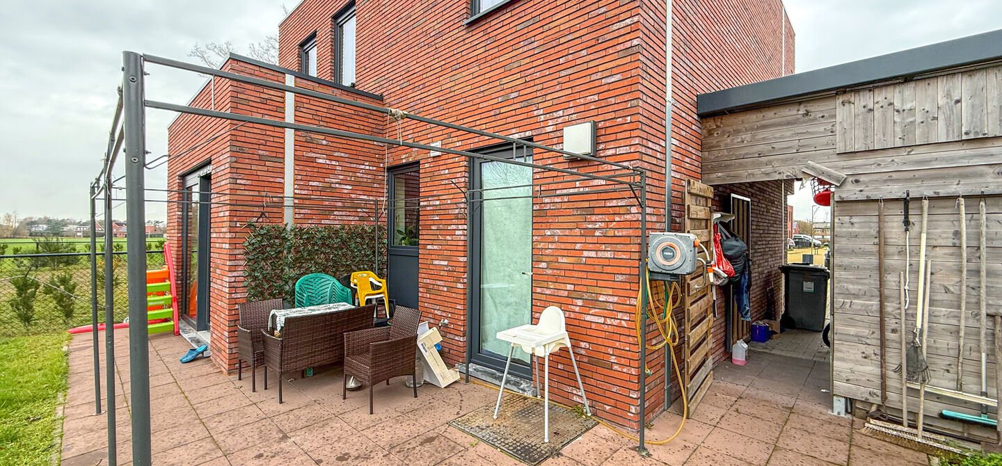 Bij ImmoFusion 7/7 “open huis” : klik op onze 3D-TOUR.
Ervaar vastgoed alsof je er zelf doorloopt!

Stap binnen in deze quasi-nieuwe woning (2021) gelegen in een rustige doodlopende straat in Balen. Met drie ruime slaapkamers, een grote open keuken en