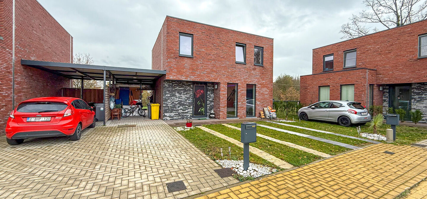 Bij ImmoFusion 7/7 “open huis” : klik op onze 3D-TOUR.
Ervaar vastgoed alsof je er zelf doorloopt!

Stap binnen in deze quasi-nieuwe woning (2021) gelegen in een rustige doodlopende straat in Balen. Met drie ruime slaapkamers, een grote open keuken en