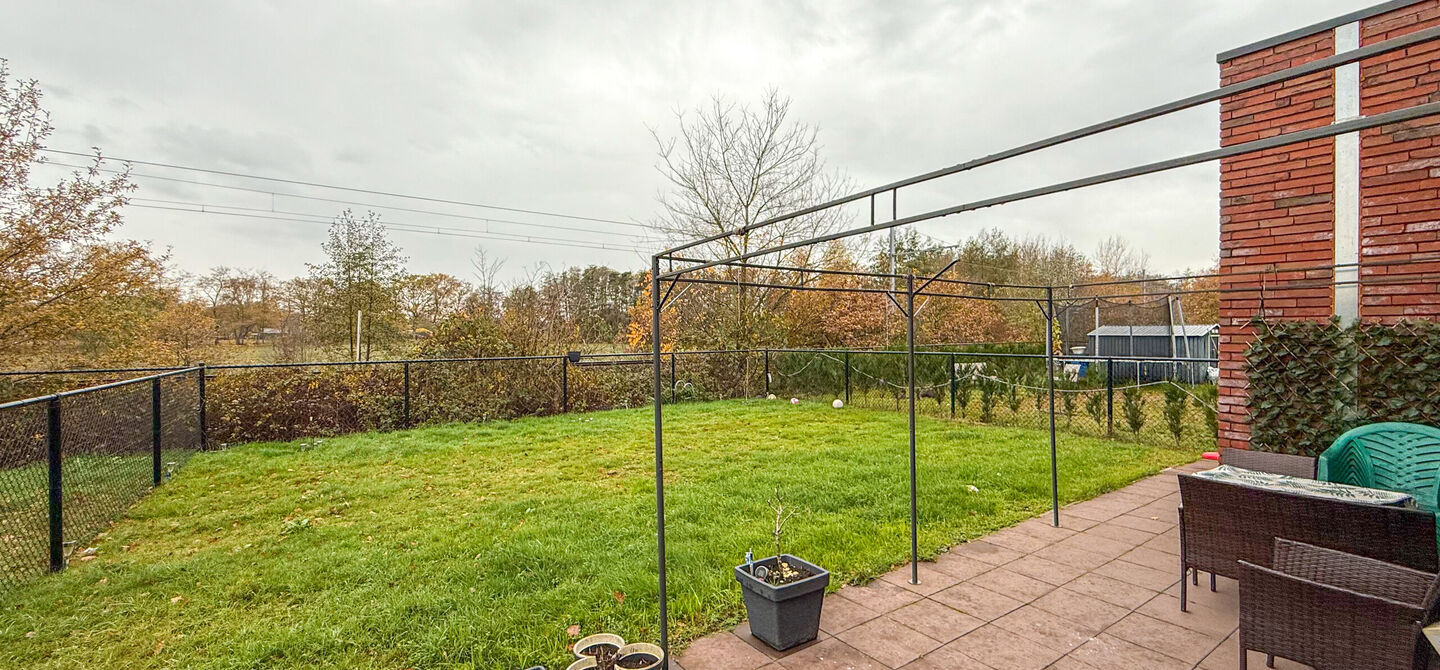 Bij ImmoFusion 7/7 “open huis” : klik op onze 3D-TOUR.
Ervaar vastgoed alsof je er zelf doorloopt!

Stap binnen in deze quasi-nieuwe woning (2021) gelegen in een rustige doodlopende straat in Balen. Met drie ruime slaapkamers, een grote open keuken en