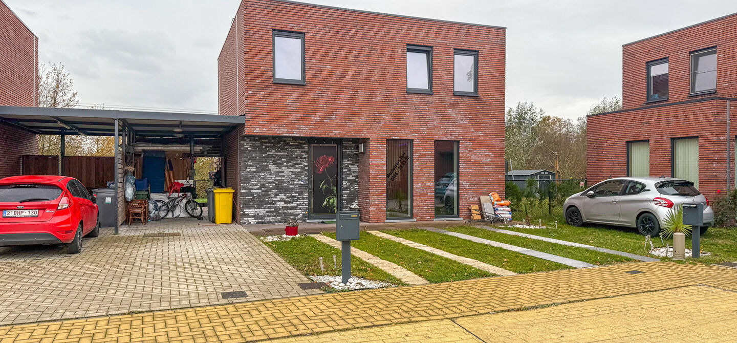 Bij ImmoFusion 7/7 &ldquo;open huis&rdquo; : klik op onze 3D-TOUR.
Ervaar vastgoed alsof je er zelf doorloopt!

Stap binnen in deze quasi-nieuwe woning (2021) gelegen in een rustige doodlopende straat in Balen. Met drie ruime slaapkamers, een grote open keuken en