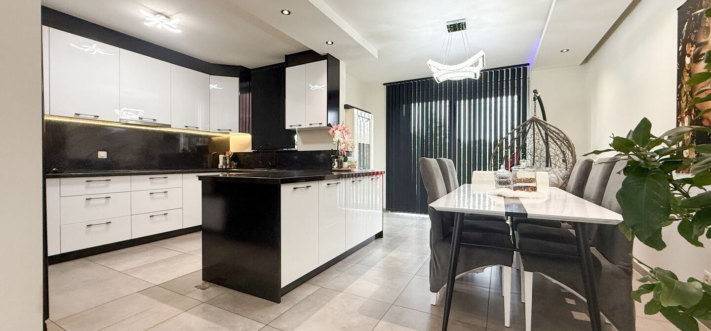 Bij ImmoFusion 7/7 &ldquo;open huis&rdquo; : klik op onze 3D-TOUR.
Ervaar vastgoed alsof je er zelf doorloopt!

Stap binnen in deze quasi-nieuwe woning (2021) gelegen in een rustige doodlopende straat in Balen. Met drie ruime slaapkamers, een grote open keuken en