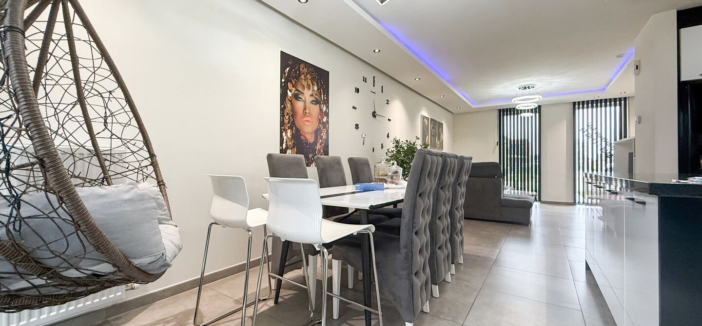 Bij ImmoFusion 7/7 &ldquo;open huis&rdquo; : klik op onze 3D-TOUR.
Ervaar vastgoed alsof je er zelf doorloopt!

Stap binnen in deze quasi-nieuwe woning (2021) gelegen in een rustige doodlopende straat in Balen. Met drie ruime slaapkamers, een grote open keuken en