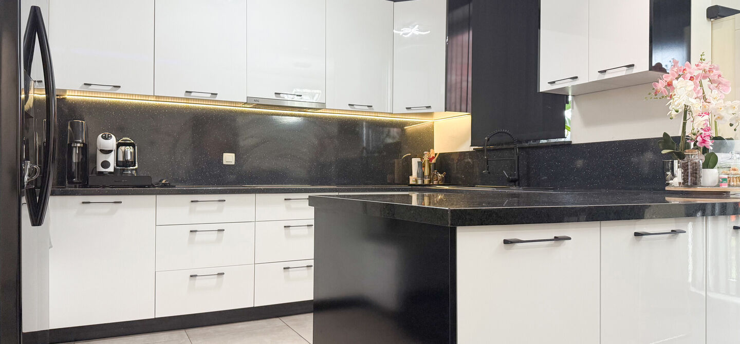 Bij ImmoFusion 7/7 &ldquo;open huis&rdquo; : klik op onze 3D-TOUR.
Ervaar vastgoed alsof je er zelf doorloopt!

Stap binnen in deze quasi-nieuwe woning (2021) gelegen in een rustige doodlopende straat in Balen. Met drie ruime slaapkamers, een grote open keuken en