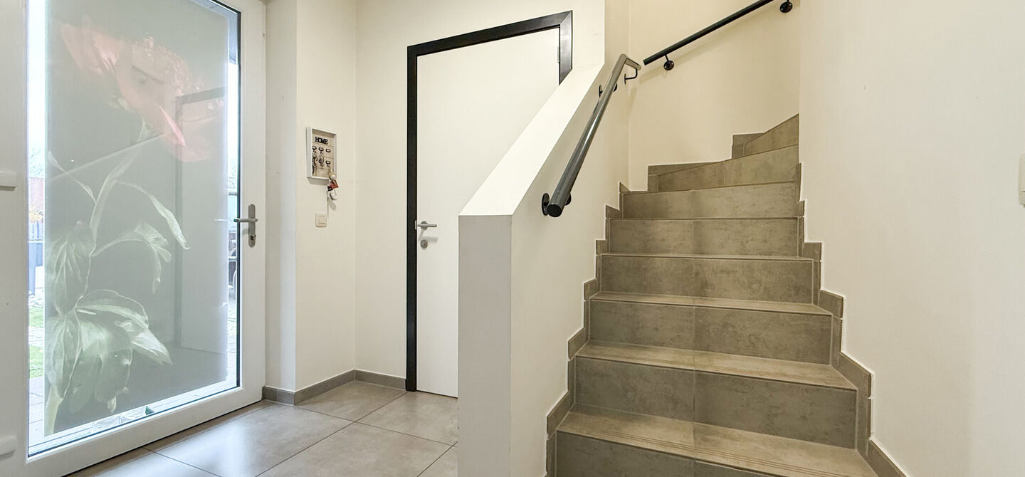 Bij ImmoFusion 7/7 &ldquo;open huis&rdquo; : klik op onze 3D-TOUR.
Ervaar vastgoed alsof je er zelf doorloopt!

Stap binnen in deze quasi-nieuwe woning (2021) gelegen in een rustige doodlopende straat in Balen. Met drie ruime slaapkamers, een grote open keuken en