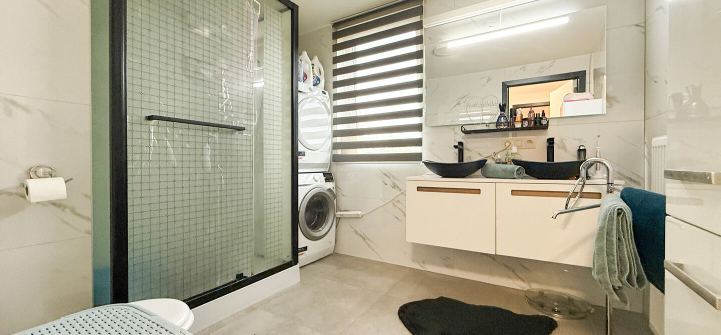 Bij ImmoFusion 7/7 &ldquo;open huis&rdquo; : klik op onze 3D-TOUR.
Ervaar vastgoed alsof je er zelf doorloopt!

Stap binnen in deze quasi-nieuwe woning (2021) gelegen in een rustige doodlopende straat in Balen. Met drie ruime slaapkamers, een grote open keuken en