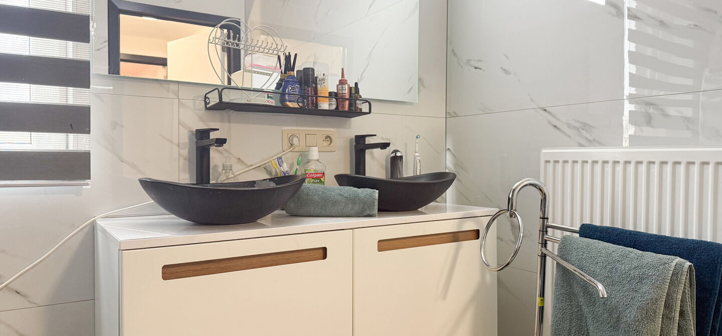 Bij ImmoFusion 7/7 &ldquo;open huis&rdquo; : klik op onze 3D-TOUR.
Ervaar vastgoed alsof je er zelf doorloopt!

Stap binnen in deze quasi-nieuwe woning (2021) gelegen in een rustige doodlopende straat in Balen. Met drie ruime slaapkamers, een grote open keuken en