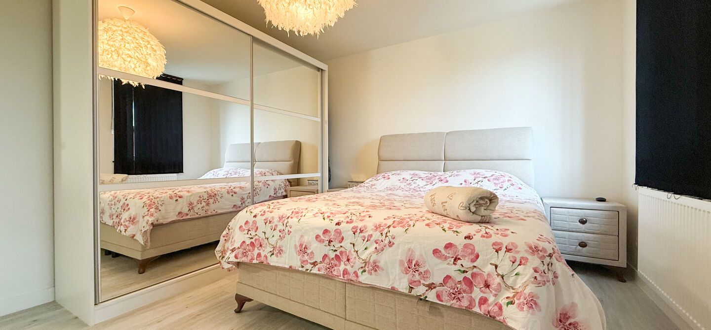 Bij ImmoFusion 7/7 &ldquo;open huis&rdquo; : klik op onze 3D-TOUR.
Ervaar vastgoed alsof je er zelf doorloopt!

Stap binnen in deze quasi-nieuwe woning (2021) gelegen in een rustige doodlopende straat in Balen. Met drie ruime slaapkamers, een grote open keuken en