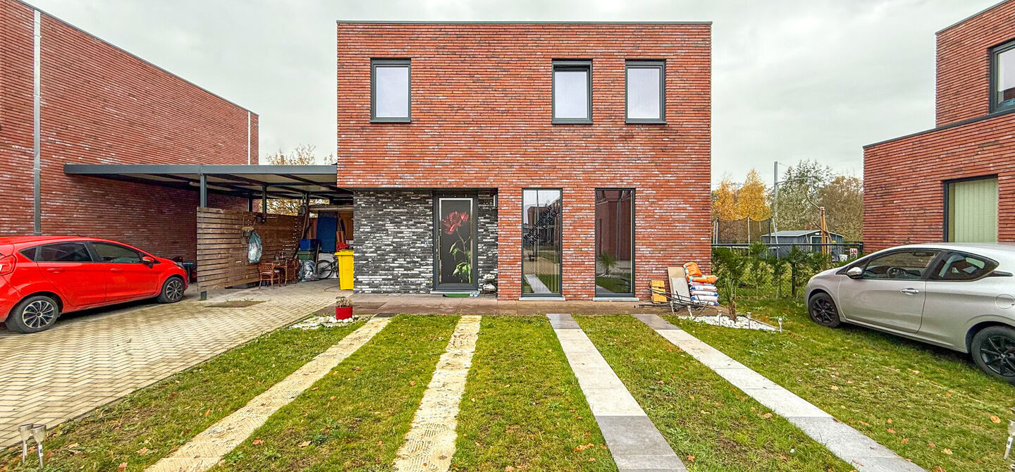 Bij ImmoFusion 7/7 &ldquo;open huis&rdquo; : klik op onze 3D-TOUR.
Ervaar vastgoed alsof je er zelf doorloopt!

Stap binnen in deze quasi-nieuwe woning (2021) gelegen in een rustige doodlopende straat in Balen. Met drie ruime slaapkamers, een grote open keuken en