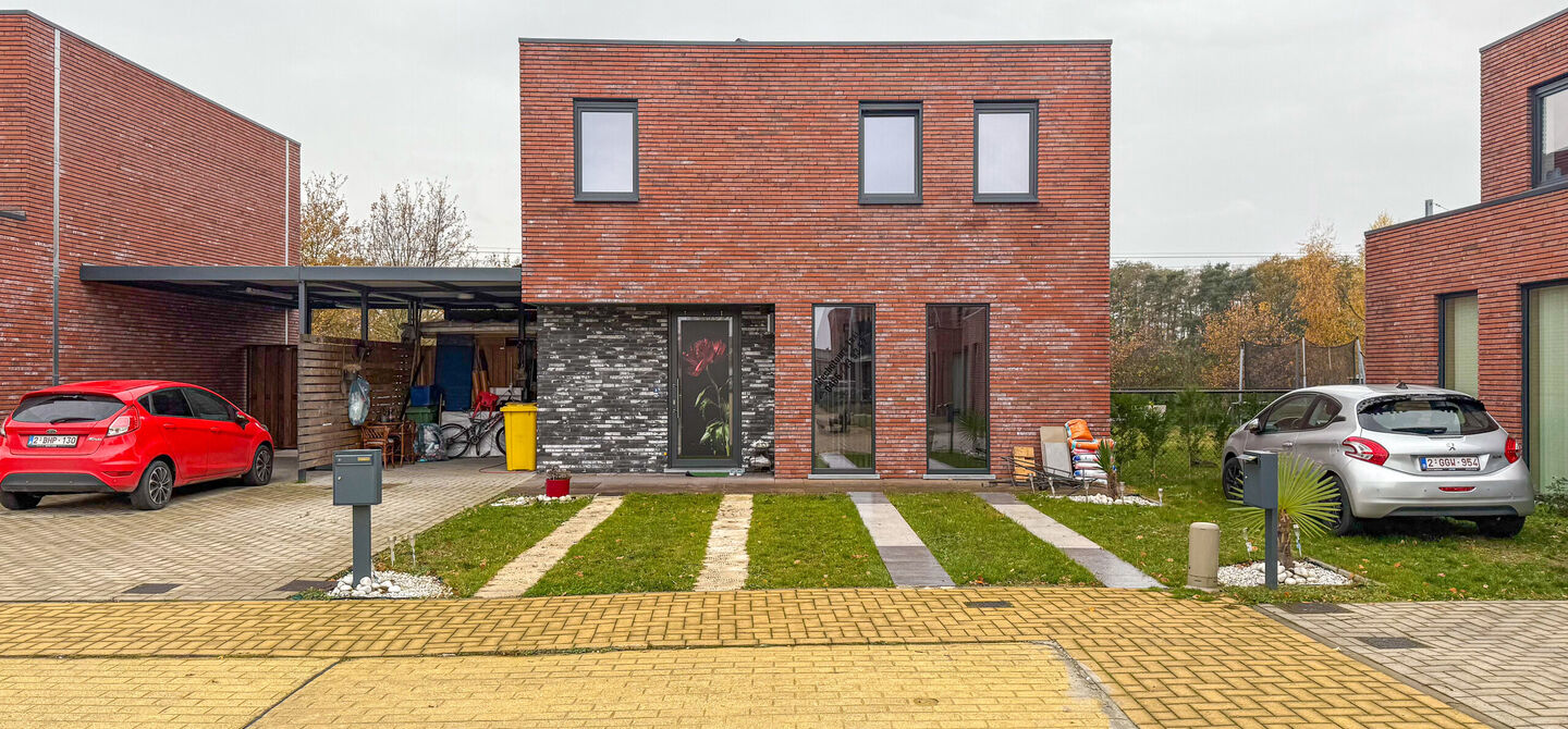 Bij ImmoFusion 7/7 &ldquo;open huis&rdquo; : klik op onze 3D-TOUR.
Ervaar vastgoed alsof je er zelf doorloopt!

Stap binnen in deze quasi-nieuwe woning (2021) gelegen in een rustige doodlopende straat in Balen. Met drie ruime slaapkamers, een grote open keuken en