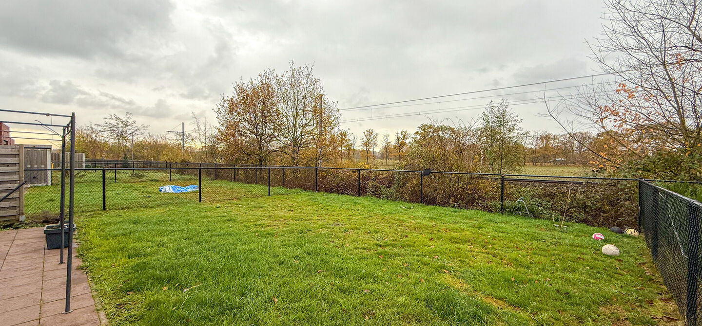 Bij ImmoFusion 7/7 &ldquo;open huis&rdquo; : klik op onze 3D-TOUR.
Ervaar vastgoed alsof je er zelf doorloopt!

Stap binnen in deze quasi-nieuwe woning (2021) gelegen in een rustige doodlopende straat in Balen. Met drie ruime slaapkamers, een grote open keuken en