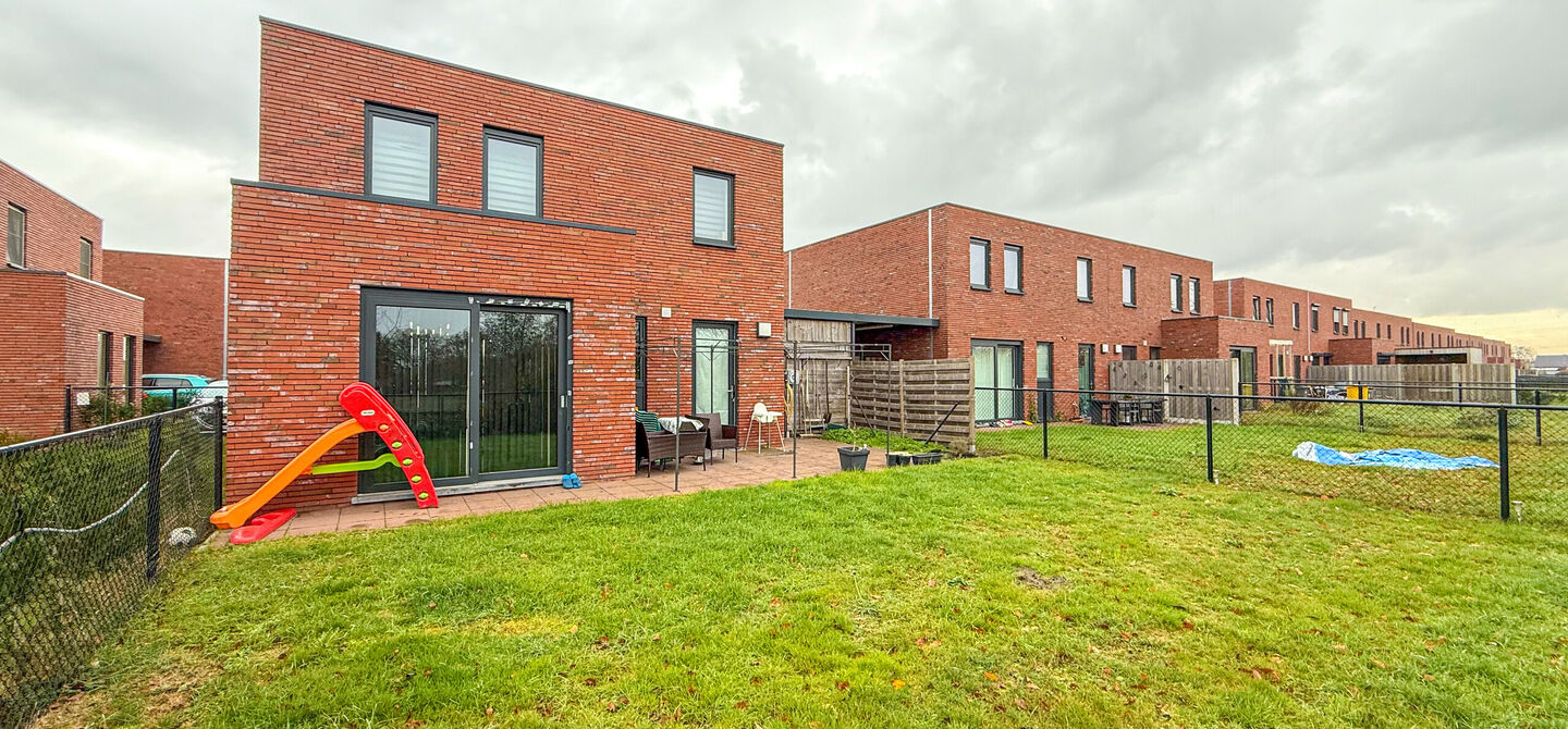 Bij ImmoFusion 7/7 &ldquo;open huis&rdquo; : klik op onze 3D-TOUR.
Ervaar vastgoed alsof je er zelf doorloopt!

Stap binnen in deze quasi-nieuwe woning (2021) gelegen in een rustige doodlopende straat in Balen. Met drie ruime slaapkamers, een grote open keuken en