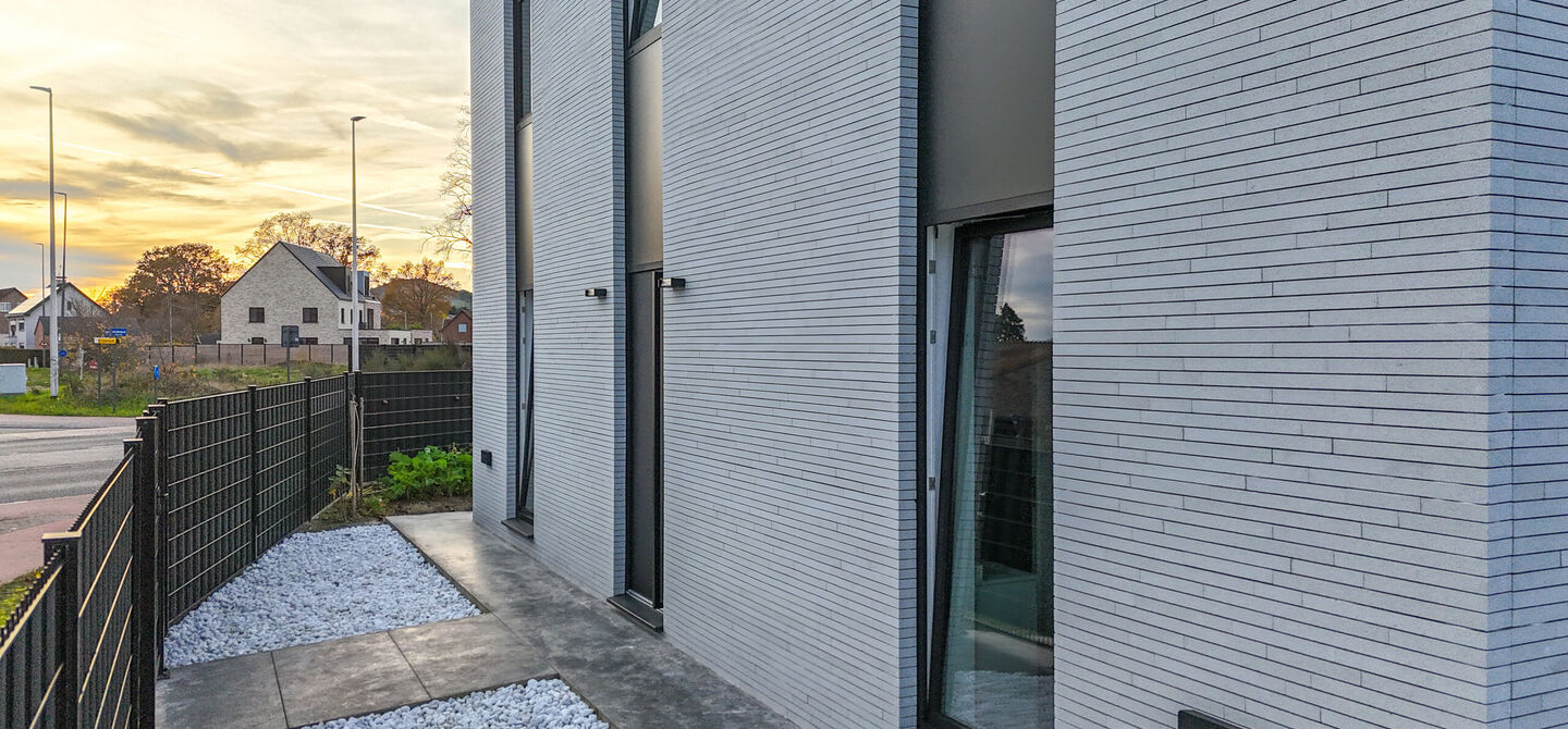 Bij ImmoFusion 7/7 “open huis”: klik op onze 3D-TOUR.
Ervaar vastgoed alsof je er zelf doorloopt!
Stap binnen in deze uitzonderlijk moderne nieuwbouwwoning (2024), ideaal gelegen als open bebouwing op een ruim hoekperceel van 528m² in Koersel. Deze