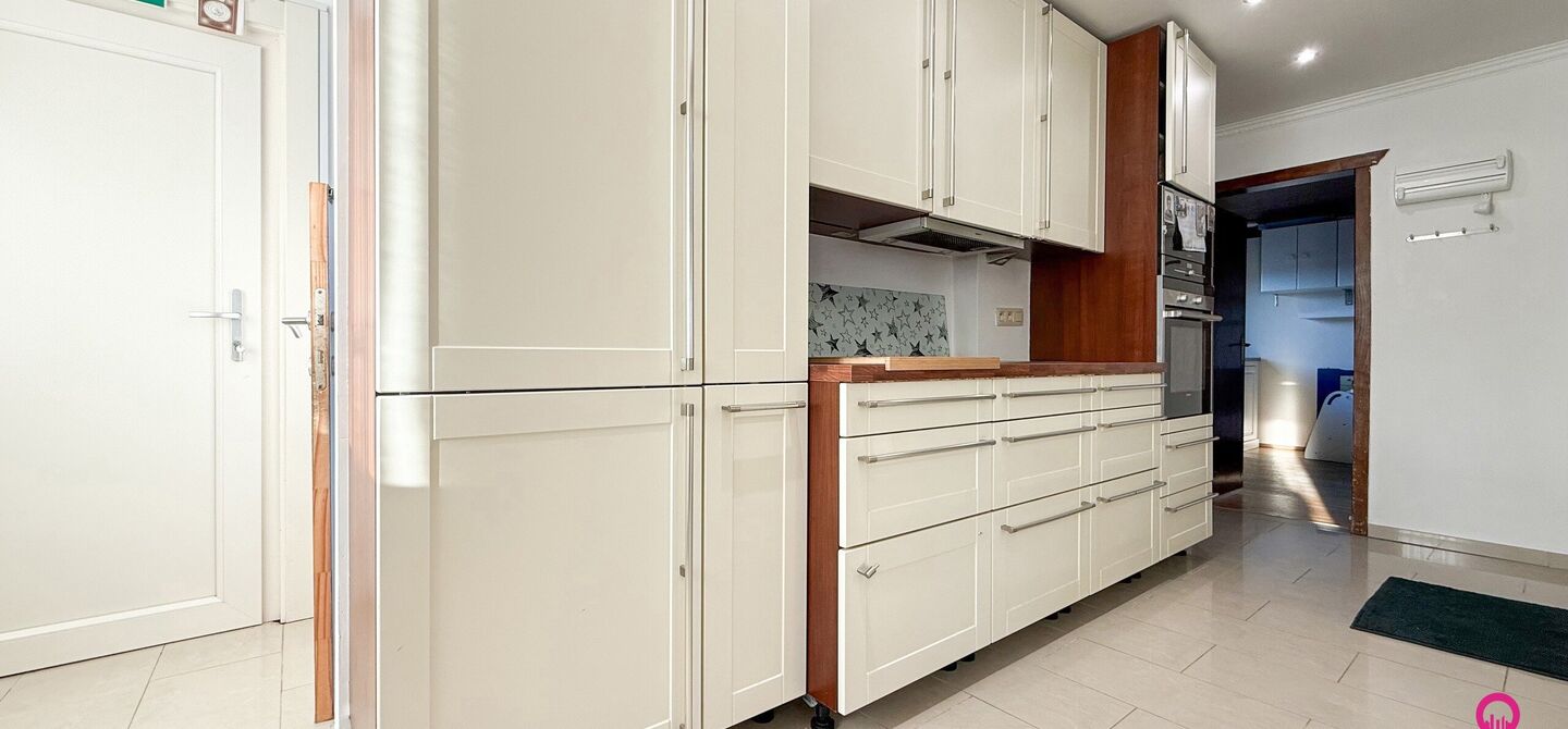 Bij ImmoFusion 7/7 “open huis” : klik op onze 3D-TOUR.
Ervaar vastgoed alsof je er zelf doorloopt!
Stap binnen in deze veelzijdige woning met een vergunde loods van 110 m², gelegen op een perceel van 762 m² in het hart van Beringen. Dit huis co