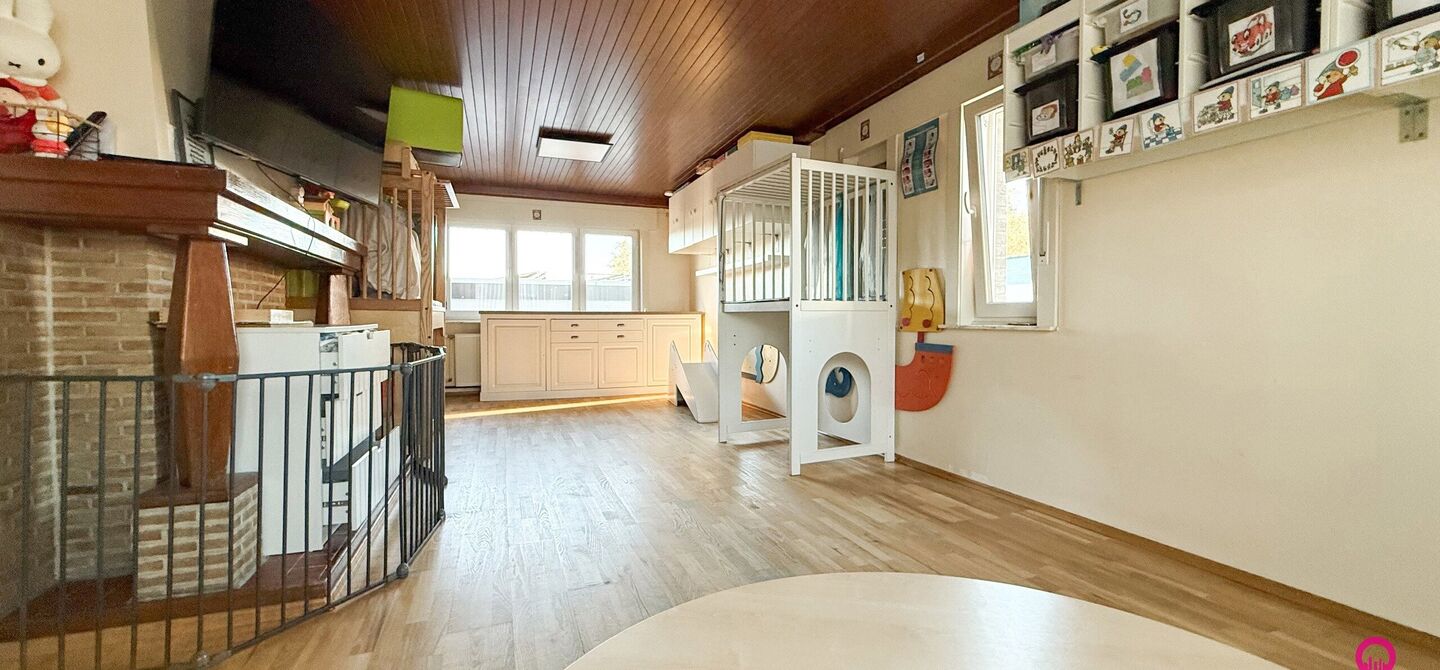 Bij ImmoFusion 7/7 “open huis” : klik op onze 3D-TOUR.
Ervaar vastgoed alsof je er zelf doorloopt!
Stap binnen in deze veelzijdige woning met een vergunde loods van 110 m², gelegen op een perceel van 762 m² in het hart van Beringen. Dit huis co