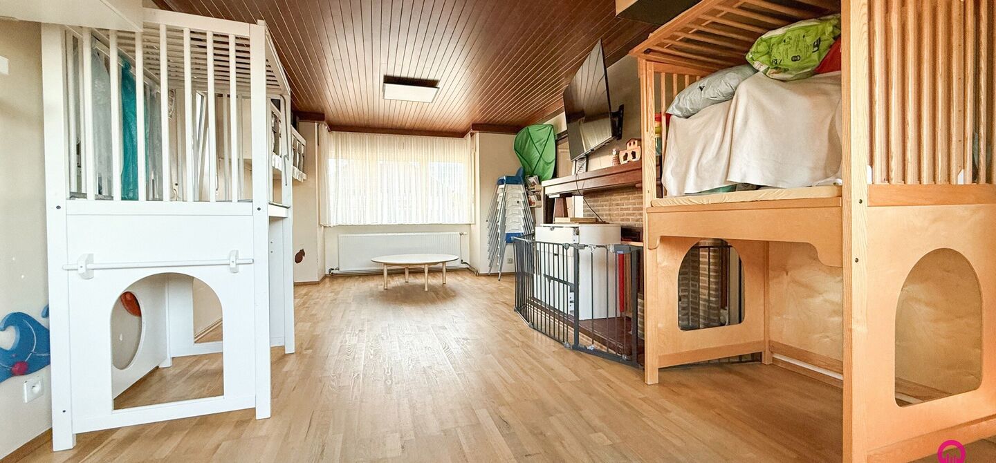 Bij ImmoFusion 7/7 “open huis” : klik op onze 3D-TOUR.
Ervaar vastgoed alsof je er zelf doorloopt!
Stap binnen in deze veelzijdige woning met een vergunde loods van 110 m², gelegen op een perceel van 762 m² in het hart van Beringen. Dit huis co