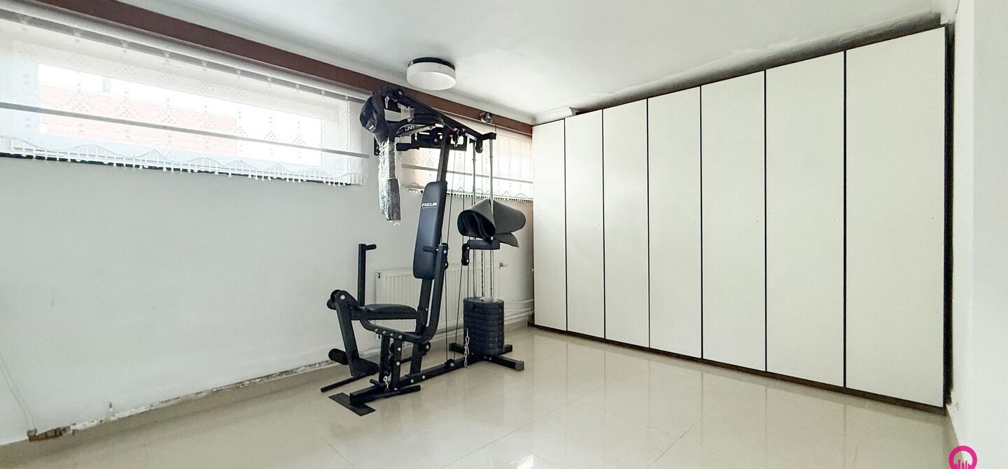 Bij ImmoFusion 7/7 “open huis” : klik op onze 3D-TOUR.
Ervaar vastgoed alsof je er zelf doorloopt!
Stap binnen in deze veelzijdige woning met een vergunde loods van 110 m², gelegen op een perceel van 762 m² in het hart van Beringen. Dit huis co