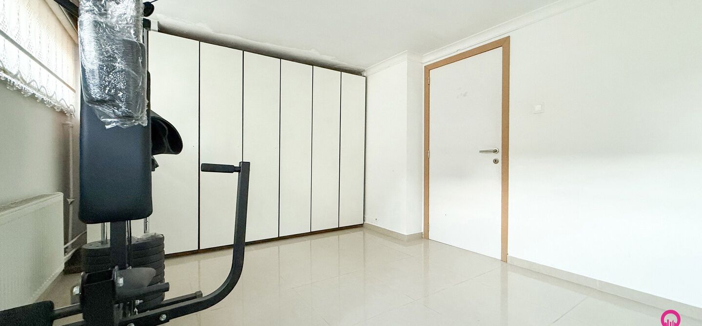 Bij ImmoFusion 7/7 “open huis” : klik op onze 3D-TOUR.
Ervaar vastgoed alsof je er zelf doorloopt!
Stap binnen in deze veelzijdige woning met een vergunde loods van 110 m², gelegen op een perceel van 762 m² in het hart van Beringen. Dit huis co