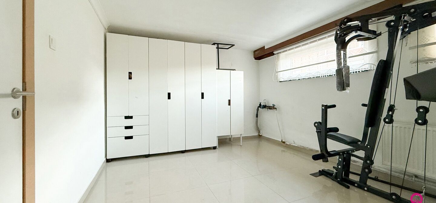 Bij ImmoFusion 7/7 “open huis” : klik op onze 3D-TOUR.
Ervaar vastgoed alsof je er zelf doorloopt!
Stap binnen in deze veelzijdige woning met een vergunde loods van 110 m², gelegen op een perceel van 762 m² in het hart van Beringen. Dit huis co