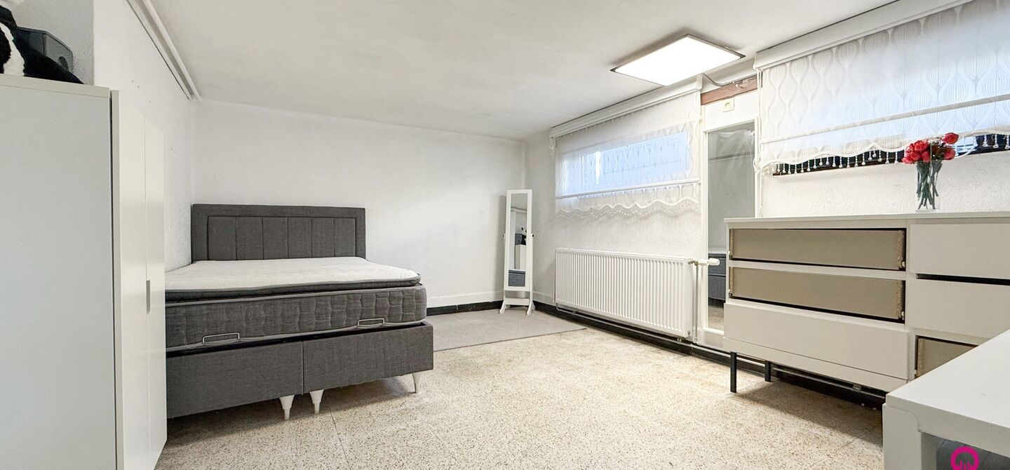 Bij ImmoFusion 7/7 “open huis” : klik op onze 3D-TOUR.
Ervaar vastgoed alsof je er zelf doorloopt!
Stap binnen in deze veelzijdige woning met een vergunde loods van 110 m², gelegen op een perceel van 762 m² in het hart van Beringen. Dit huis co