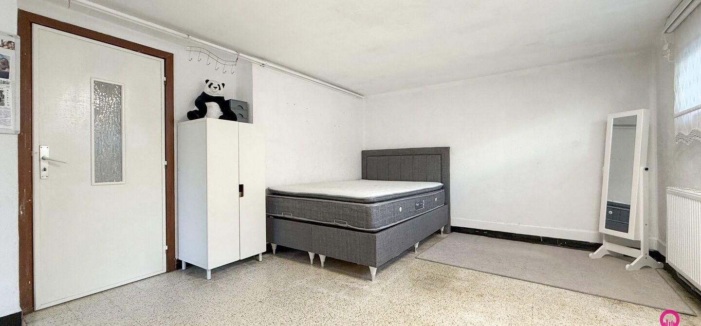 Bij ImmoFusion 7/7 “open huis” : klik op onze 3D-TOUR.
Ervaar vastgoed alsof je er zelf doorloopt!
Stap binnen in deze veelzijdige woning met een vergunde loods van 110 m², gelegen op een perceel van 762 m² in het hart van Beringen. Dit huis co