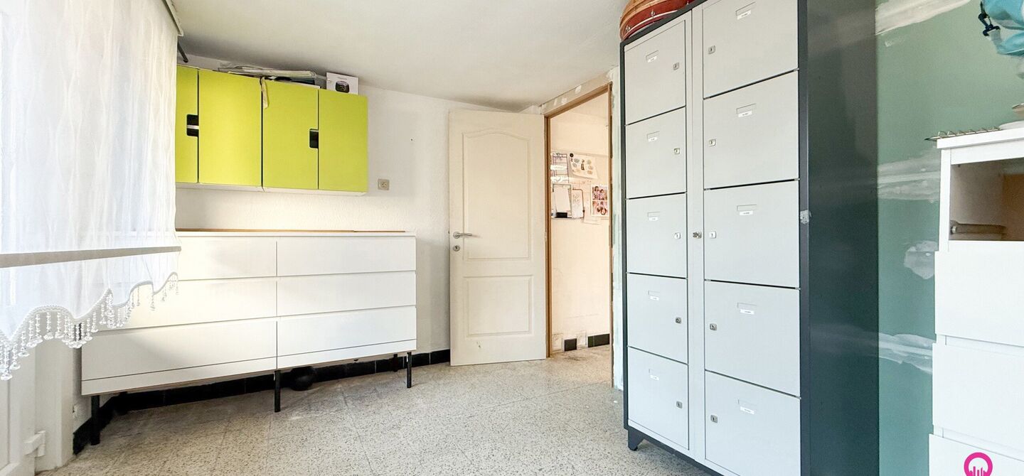 Bij ImmoFusion 7/7 “open huis” : klik op onze 3D-TOUR.
Ervaar vastgoed alsof je er zelf doorloopt!
Stap binnen in deze veelzijdige woning met een vergunde loods van 110 m², gelegen op een perceel van 762 m² in het hart van Beringen. Dit huis co