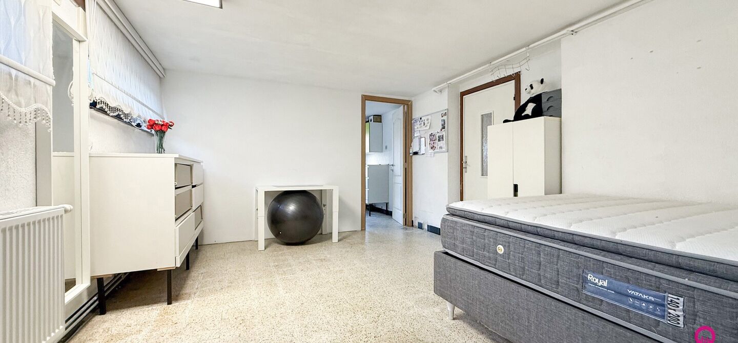 Bij ImmoFusion 7/7 “open huis” : klik op onze 3D-TOUR.
Ervaar vastgoed alsof je er zelf doorloopt!
Stap binnen in deze veelzijdige woning met een vergunde loods van 110 m², gelegen op een perceel van 762 m² in het hart van Beringen. Dit huis co