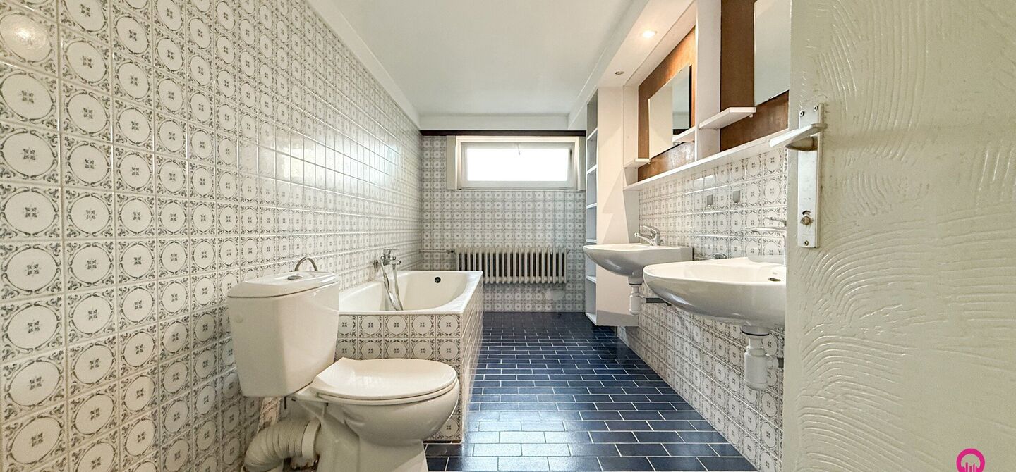 Bij ImmoFusion 7/7 “open huis” : klik op onze 3D-TOUR.
Ervaar vastgoed alsof je er zelf doorloopt!
Stap binnen in deze veelzijdige woning met een vergunde loods van 110 m², gelegen op een perceel van 762 m² in het hart van Beringen. Dit huis co