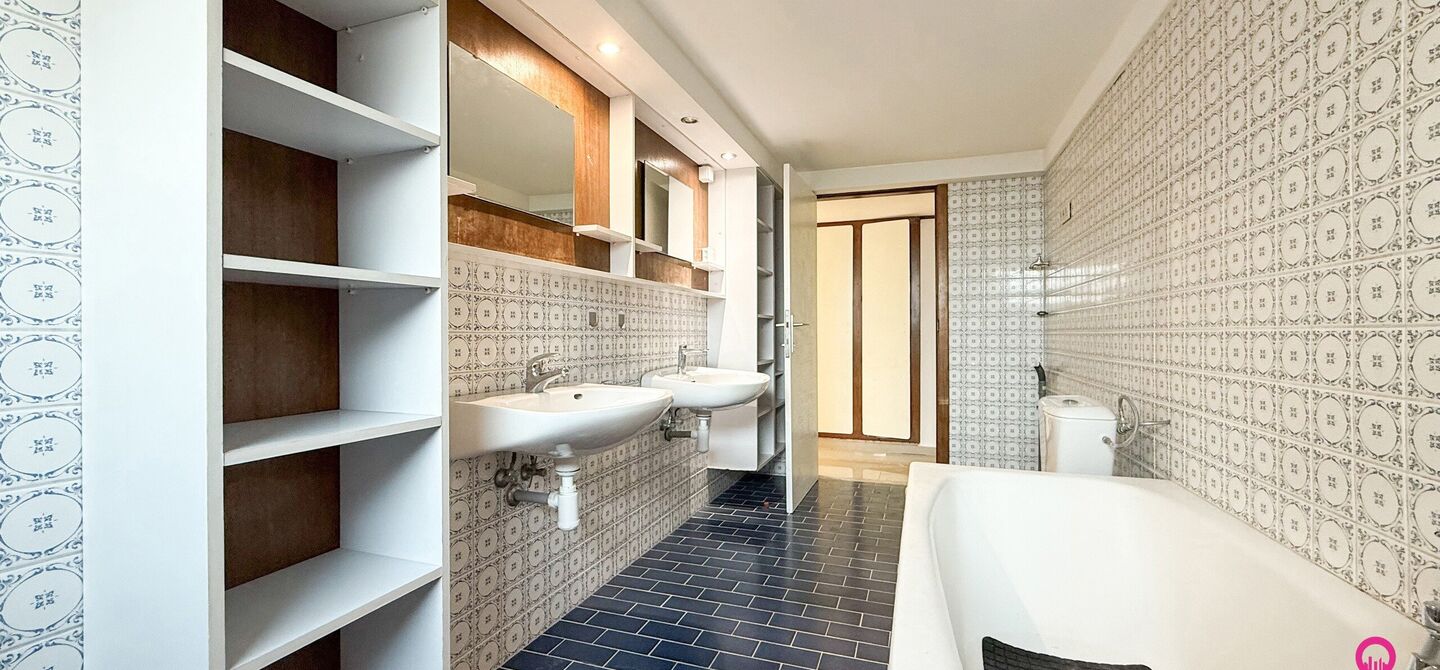 Bij ImmoFusion 7/7 “open huis” : klik op onze 3D-TOUR.
Ervaar vastgoed alsof je er zelf doorloopt!
Stap binnen in deze veelzijdige woning met een vergunde loods van 110 m², gelegen op een perceel van 762 m² in het hart van Beringen. Dit huis co