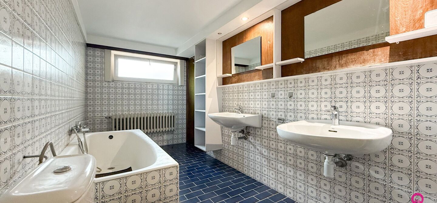 Bij ImmoFusion 7/7 “open huis” : klik op onze 3D-TOUR.
Ervaar vastgoed alsof je er zelf doorloopt!
Stap binnen in deze veelzijdige woning met een vergunde loods van 110 m², gelegen op een perceel van 762 m² in het hart van Beringen. Dit huis co