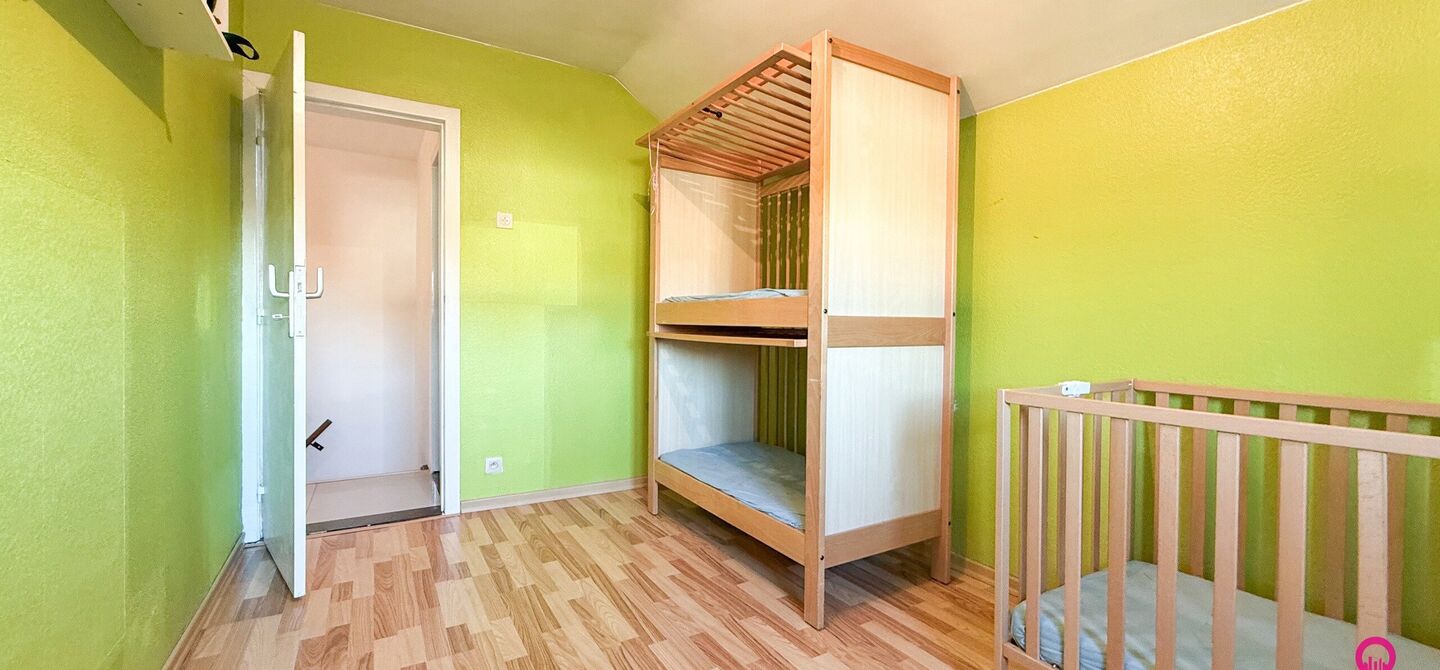 Bij ImmoFusion 7/7 “open huis” : klik op onze 3D-TOUR.
Ervaar vastgoed alsof je er zelf doorloopt!
Stap binnen in deze veelzijdige woning met een vergunde loods van 110 m², gelegen op een perceel van 762 m² in het hart van Beringen. Dit huis co