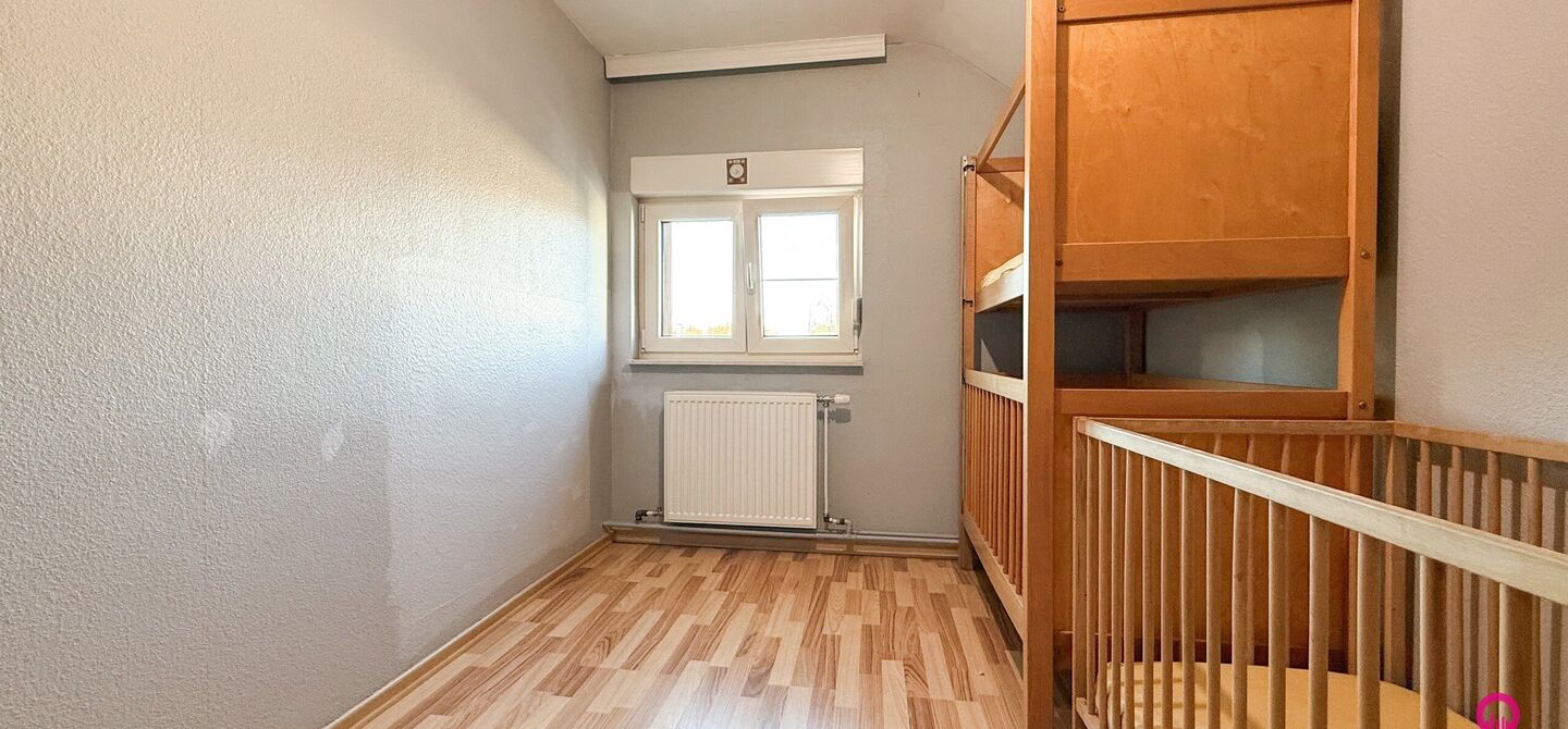 Bij ImmoFusion 7/7 “open huis” : klik op onze 3D-TOUR.
Ervaar vastgoed alsof je er zelf doorloopt!
Stap binnen in deze veelzijdige woning met een vergunde loods van 110 m², gelegen op een perceel van 762 m² in het hart van Beringen. Dit huis co