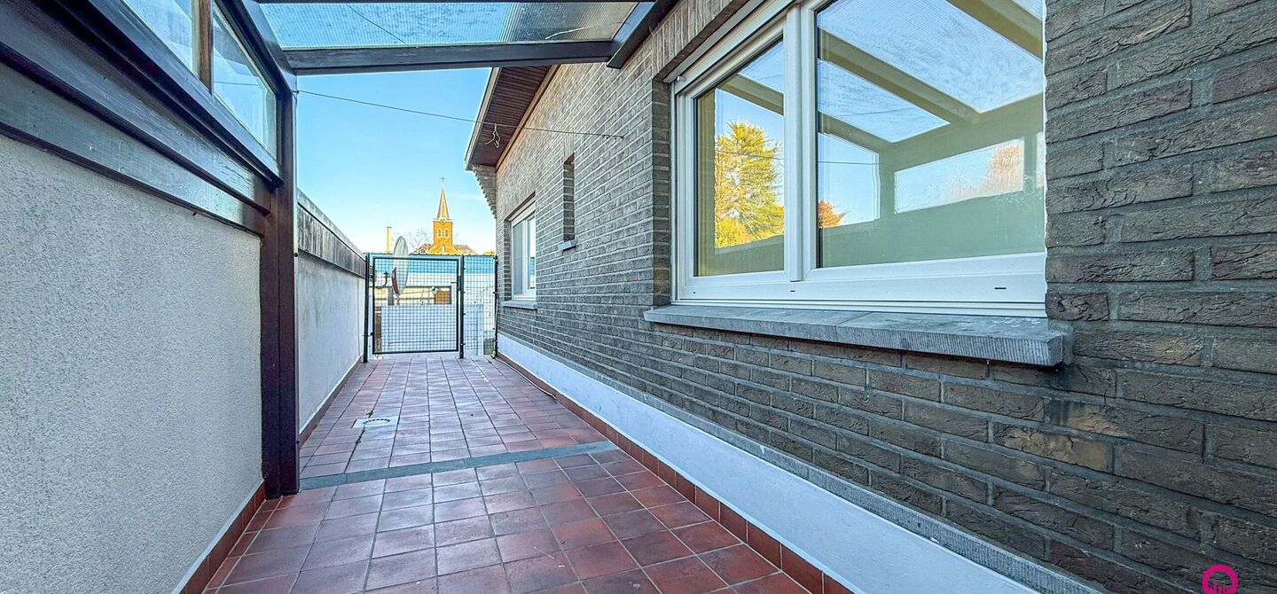 Bij ImmoFusion 7/7 “open huis” : klik op onze 3D-TOUR.
Ervaar vastgoed alsof je er zelf doorloopt!
Stap binnen in deze veelzijdige woning met een vergunde loods van 110 m², gelegen op een perceel van 762 m² in het hart van Beringen. Dit huis co