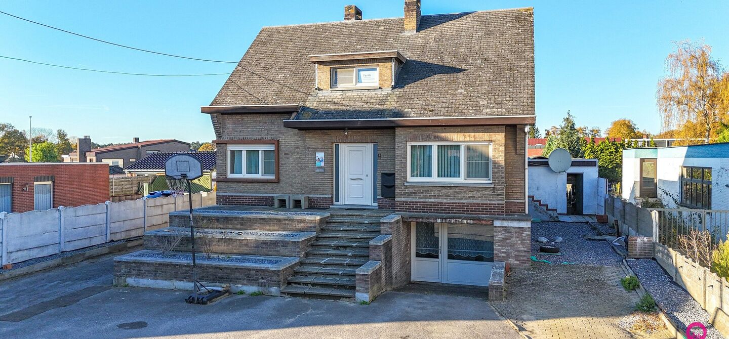 Bij ImmoFusion 7/7 “open huis” : klik op onze 3D-TOUR.
Ervaar vastgoed alsof je er zelf doorloopt!
Stap binnen in deze veelzijdige woning met een vergunde loods van 110 m², gelegen op een perceel van 762 m² in het hart van Beringen. Dit huis co