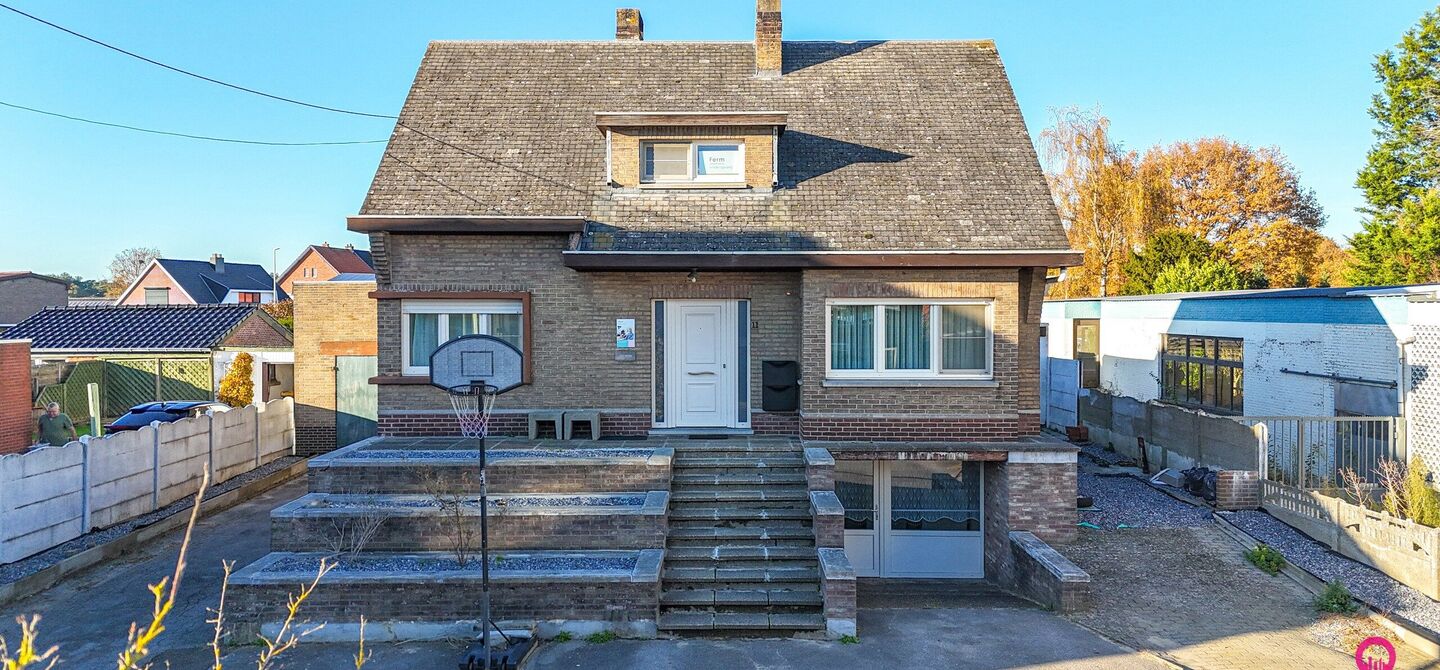 Bij ImmoFusion 7/7 “open huis” : klik op onze 3D-TOUR.
Ervaar vastgoed alsof je er zelf doorloopt!
Stap binnen in deze veelzijdige woning met een vergunde loods van 110 m², gelegen op een perceel van 762 m² in het hart van Beringen. Dit huis co