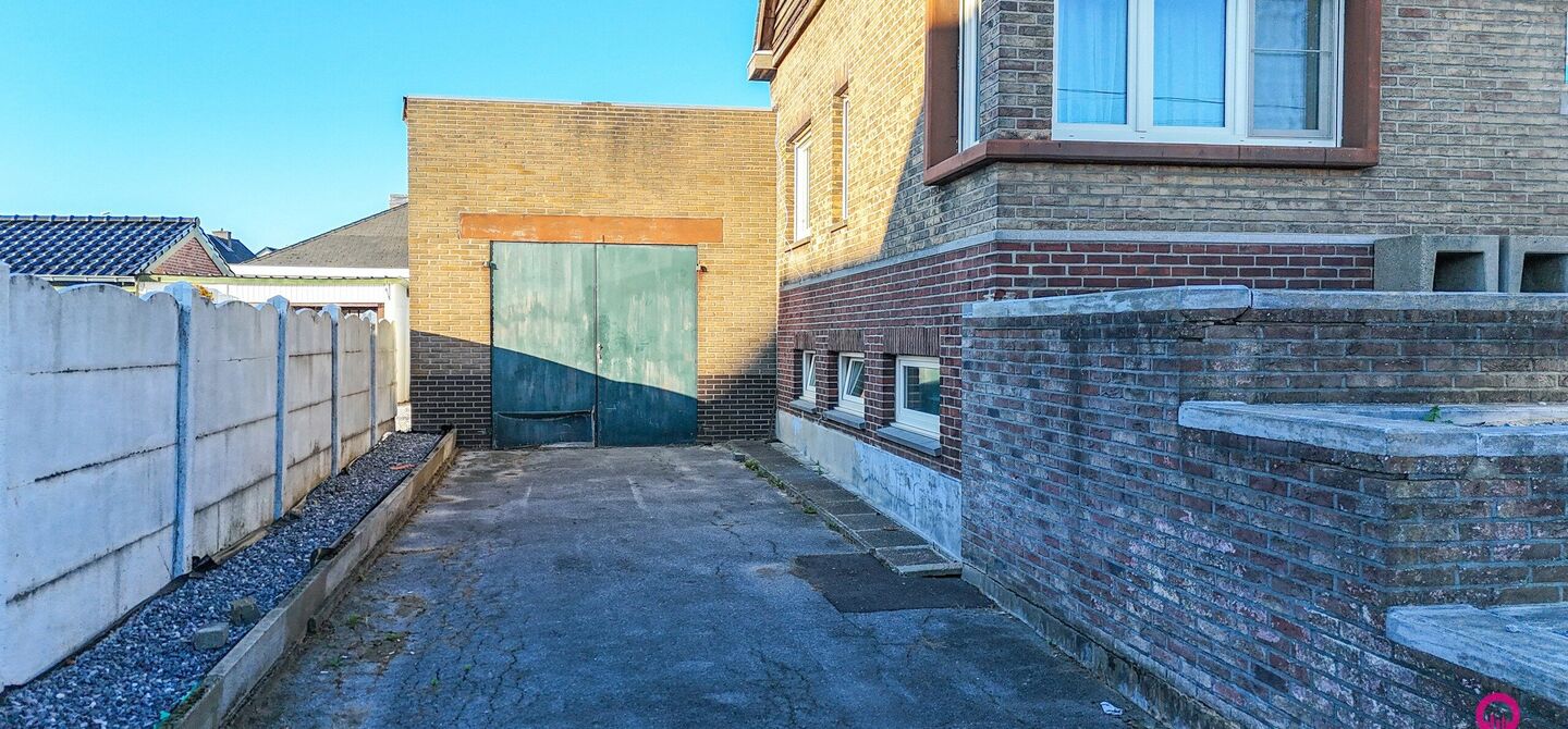 Bij ImmoFusion 7/7 “open huis” : klik op onze 3D-TOUR.
Ervaar vastgoed alsof je er zelf doorloopt!
Stap binnen in deze veelzijdige woning met een vergunde loods van 110 m², gelegen op een perceel van 762 m² in het hart van Beringen. Dit huis co
