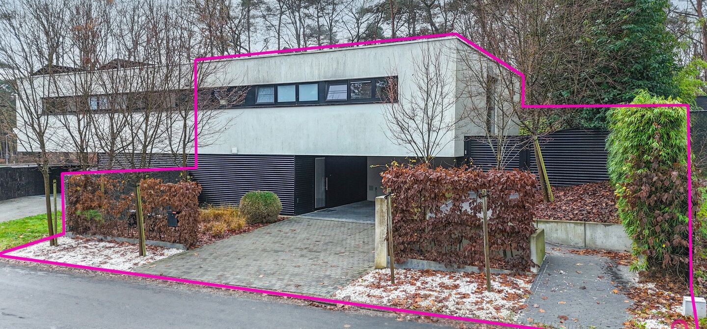 Bij ImmoFusion 7/7 “open huis” : klik op onze 3D-TOUR.
Ervaar vastgoed alsof je er zelf doorloopt!

Stap binnen in deze indrukwekkende halfopen bebouwing, quasi nieuw, gelegen in een rustige woonwijk van Beringen. Met een bewoonbare oppervlakte van 14