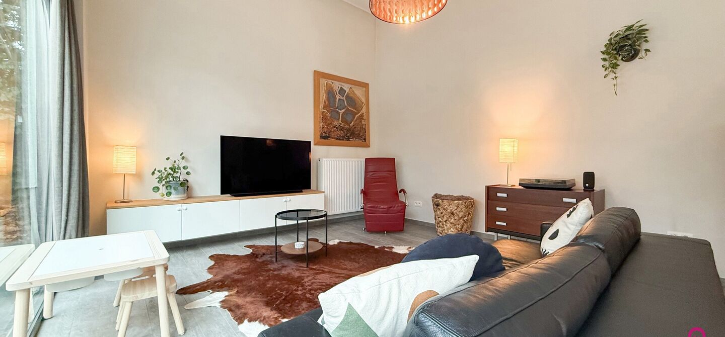 Bij ImmoFusion 7/7 “open huis” : klik op onze 3D-TOUR.
Ervaar vastgoed alsof je er zelf doorloopt!

Stap binnen in deze indrukwekkende halfopen bebouwing, quasi nieuw, gelegen in een rustige woonwijk van Beringen. Met een bewoonbare oppervlakte van 14